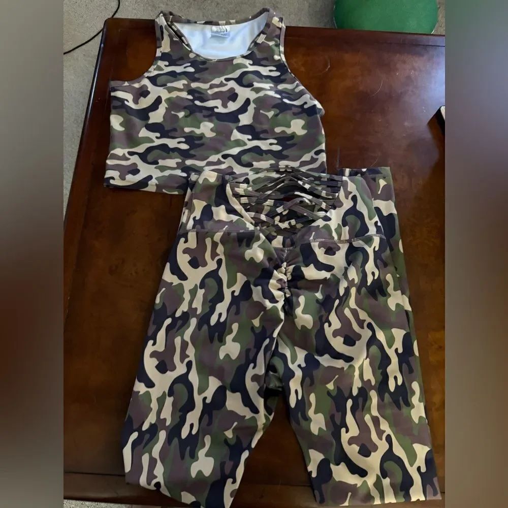 Fit Booty Camo Workout Sports Bra and Botty Scrunch Legging Set Bra- M, Pants- L